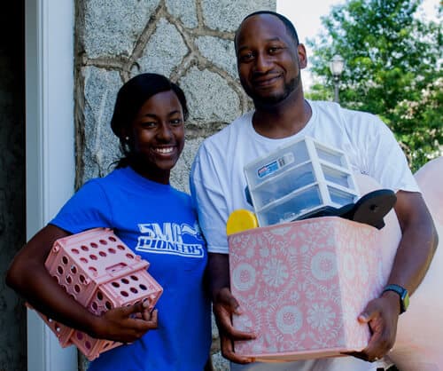 Student and parents moving into dorm